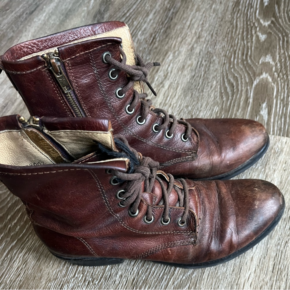Frye size 6 1/2  Carson boot - Picture 8 of 10